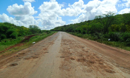 Antes, uma estrada estreita e sem condições de tráfego.