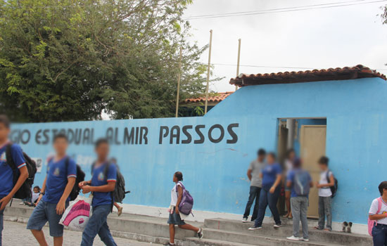 Almir Passos são visíveis as hastes, mas as bandeiras não.