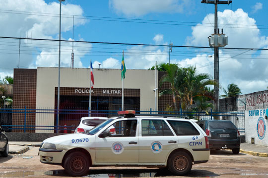 Viatura na frente da 6ª Companhia da Polícia Militar (CIPM-Rio Real), onde teriam ocorrido torturas e intimidações, segundo relatos coletados pelo juiz Josemar Dias
