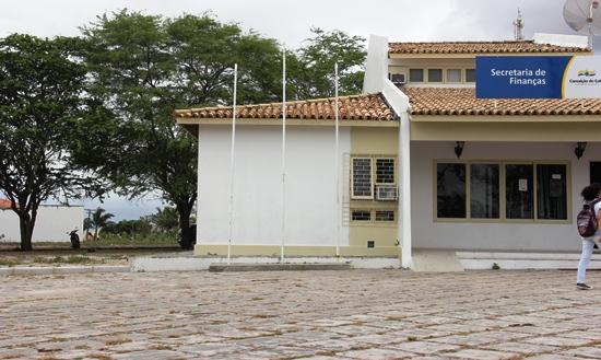 Aqui (prefeitura) funciona a Secretaria da Fazenda, mas no gabinete do prefeito também não possui hastes.