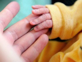 Após a assinatura da certidão de óbito, o bebê foi entregue a uma funerária, que não efetuou a cremação porque a criança começou a chorar