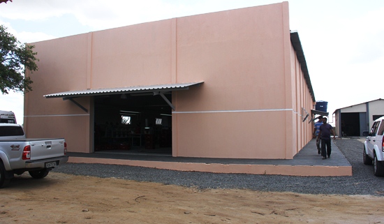 Ao lado da fábrica já está em fase de conclusão mais um galpão.