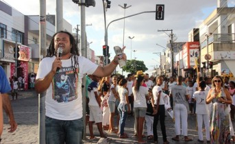 Xande reside no Bairro Pampulha onde também criou uma Associação que dar amparo cultural e esportivo a centenas de crianças.