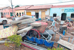 Moradores juntam o que conseguem resgatar de dentro das casas. Hoje acaba luto oficial em Lajedinho