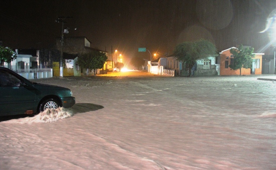 Forte temporal - sábado,14 de dezembro 2013 - C.do Coité - Foto-Raimundo Mascarenhas O volume d'água foi muito grande na Praça da Fonte Luminosa sentido Hospital Regional e Olhos D'água.