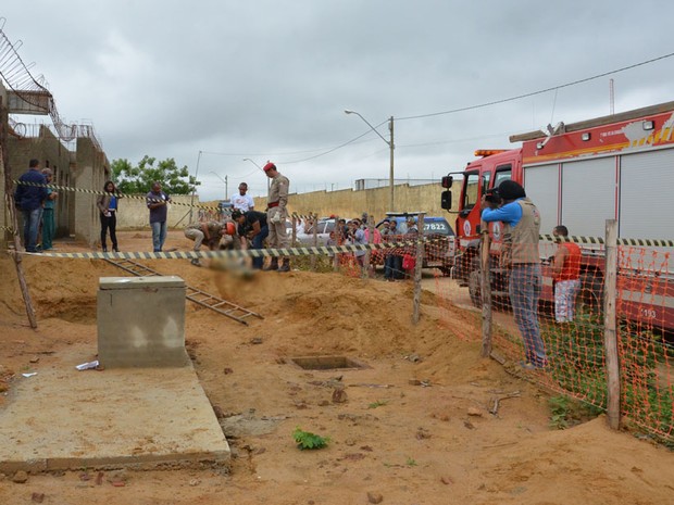 Corpo de homem foi encontrado em buraco de 2 metros de profundidade (Foto: Anderson Oliveira / Blog do Anderson)