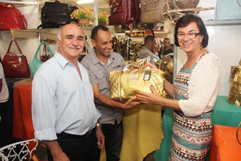 Neusa ao lado do prefeito municipal exibe uma bolsa de grande qualidade produzida em Ipirá.