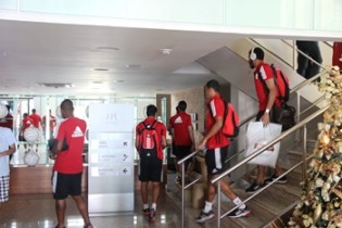 Delegação deixando o hotel para ir ao Barradão