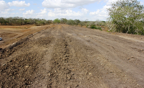 Largura da barragem permite que três caminhões trafeguem ao mesmo tempo