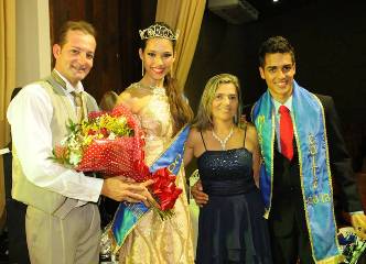 Vencedores posam ao lado os organizadores Marcio e Jailza