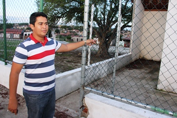Tião pediu e foi atendido a colocação da rede de proteção do alambrado da quadra das Populares, mas garante que a obra é muito lenta