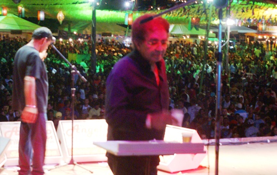 Reginaldo Rossi em cada intervalo de música um trago e um gole.