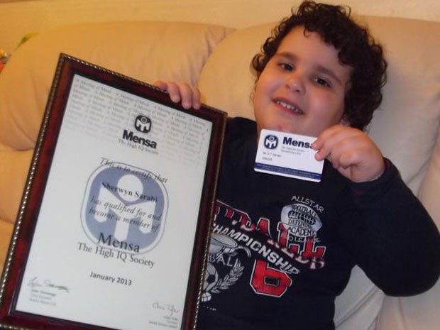 Sherwyn Sarabi mostra o certificado de membro da Mensa, a sociedade que reúne as pessoas de mais alto QI do mundo (Foto: Reprodução/Facebook)