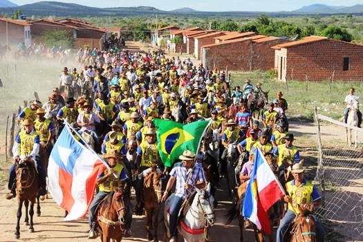 De posse da bandeira do Brasil o responsável pela festa, Clemilton (Peixe) puxou a grande multidão.