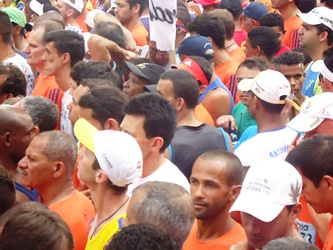 Kalunga aparece na foto na grande multidão e disse que não tinha condições de se mover.