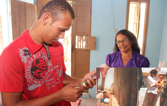 Léo observa as únicas fotos que estão com a avó Maria Madalena sob o olhar de contentamento da sua mãe.