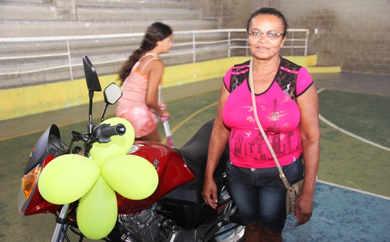 A senhora Djanira moradora da laginha foi a primeira contemplada e foi lá para conferir se a noticia que lhe passaram era uma realidade e aproveitou para posar ao lado da sua moto.