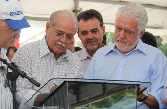Daniel acompanha o momento da assinatura de uma das mais esperadas obras do Norte-Nordeste brasileiro, de modo especial para os baianos.