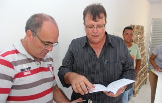 Hugo mostra manual e diz que tem tudo para que o morador saiba o funcionamento de sua casa, inclusive onde fica o sistema de água, esgoto e rede elétrica entre outras orientações.