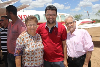Fátima e Emiliano são apoiados por Lindomar em Uauá.