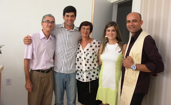 Junto aos pais e uma das irmãs, Germano agradeceu as bençãos do padre Aroldo