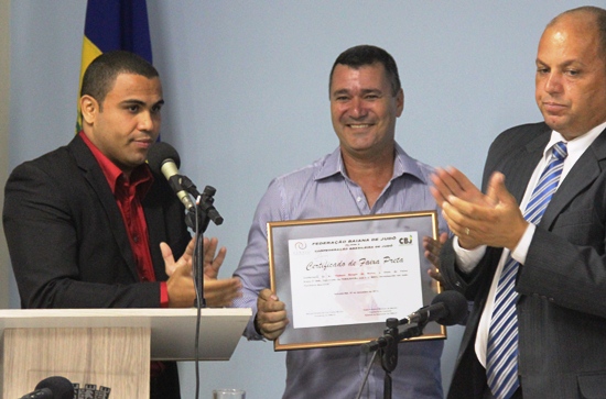 Presidente passa as mãos do Sensei Vladson o certificado da faixa preta do 5º Dan