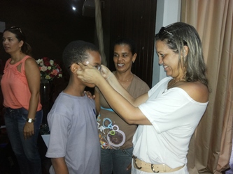 Secretaria de Educação faz entrega a um dos alunos.