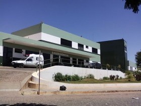 Vítima passou por cirurgia e permanece internada no HRI.