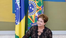 Ela anunciou pelo Twitter que responderia pelo Face.