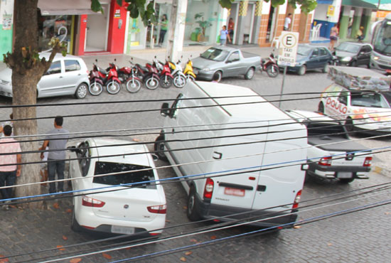 Os motoristas não obedecem a placa nem são multados.