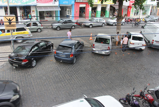 Todas as vagas ocupadas por carros particulares - registro feito na tarde de quarta-feira,09.