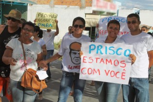 O ato reuniu centenas de pessoas.