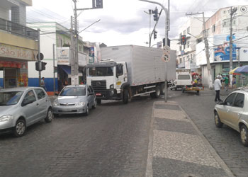 Outra situação incomoda que acontece todos os dias é isso. Motorista estacionou numa esquina movimentada e saiu, causando esse tumulto na tarde desta quarta.Não foi multado.