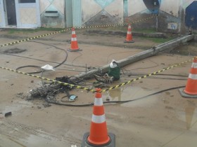 Vitima estava preso ao poste com o cinto e desceu caiu junto.