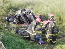 Corpo de bombeiro argentino fazendo o resgate dos corpos.