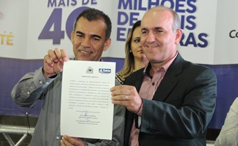 Prefeito Assis assina com o presidente da Conder