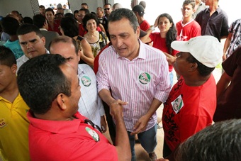 Rui é "adesivado" com o pedido da Universidade Federal.