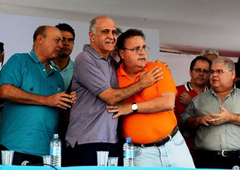 Paulo Souto no abraço em Geddel.