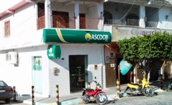 A cooperativa fica na mesma rua do Banco do Brasil, menos de 100 metros.