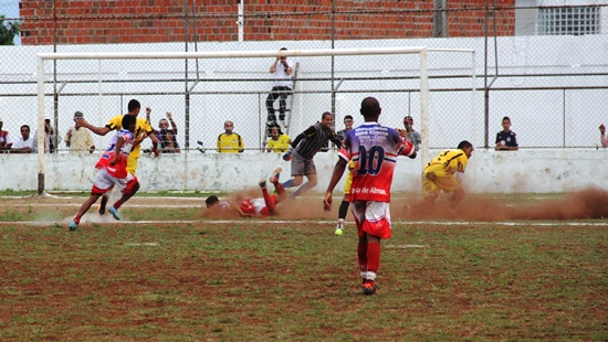 Neste lance o ataque do Bahia levantou poeira, mas a zaga do Ypiranga esteve firme.