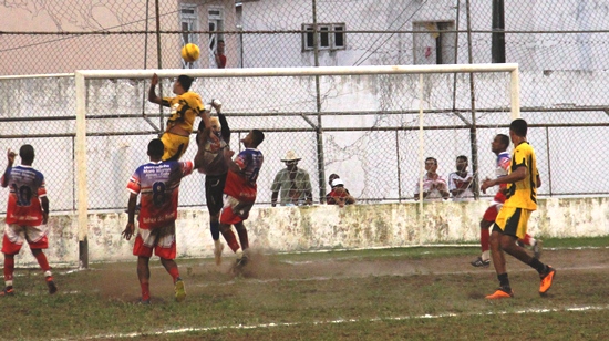 Lance perigoso do ataque do Ypiranga. Atacante sobe mais que a zaga e o goleiro e acaba acertando uma cabeçada no travessão.