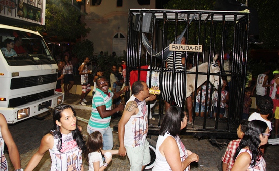 Militar aposentado acostumado prender se divertiu e não saiu de perto dos "presos".