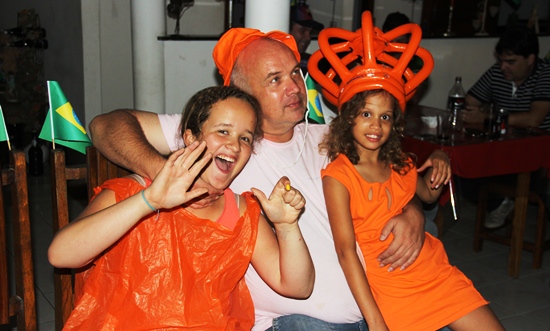 Olívia esbanja alegria, o Gringo recebeu como presente, fez 50 anos, ontem. Bella com a Coroa da Rainha tem algo marcante para família. Chegou a Coité no dia 28-04-06 dia do seu aniversário de 2 anos.