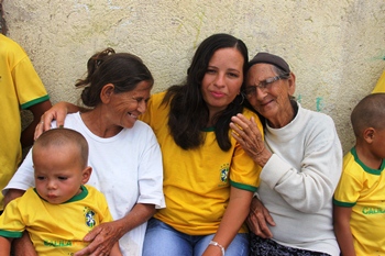 Ao lado esquerdo a mãe Elza com um dos netos no colo, ao lado direito Juci recebe o carinho da avó.