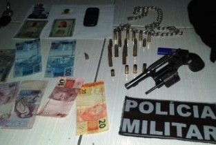 Revólver, munição e dinheiro encontrados com a dupla.