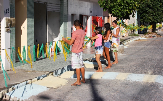 Rua Manoel Gonçalves Araújo, juventude intensifica os trabalhos.
