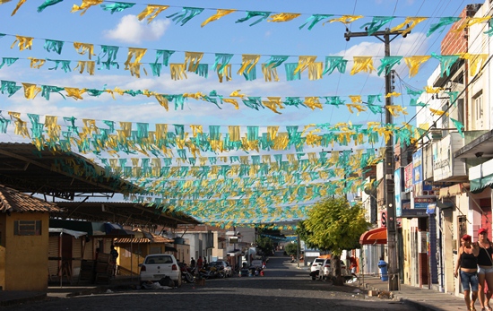 Esta Rua no Centro de Abastecimento tradicionalmente é a primeira a ganhar decoração, o verde e amarelo já está montado a mais de uma semana.