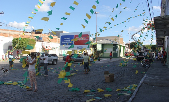 Rua Padre Madureira por onde a Prefeitura iniciou a ornamentação.
