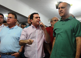 Tom disse que o prefeito do PT fechou um hospital e abriu uma casa de parto.