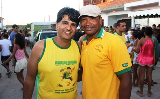 Professor Danilo (E) e Josemar garantem que a tendencia é que a cada ano a festa seja melhor.